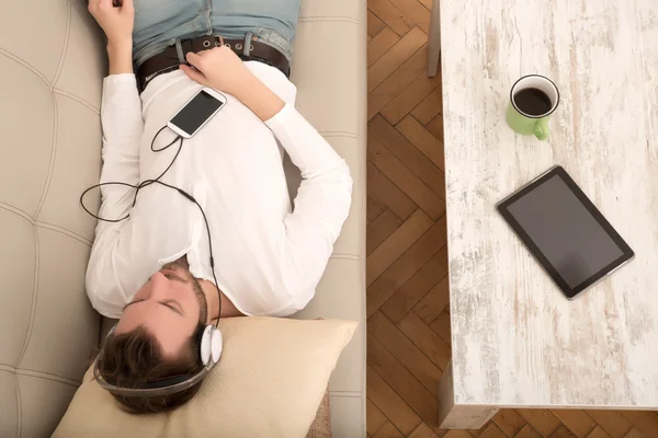 Op de Bank met koptelefoon — Stockfoto